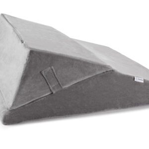 Wedge pillow by slumbar displayed in the highest level of incline.
